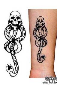 Espectáculo de tatuaxes para compartir un patrón de tatuaxe de serpe con brazo totem