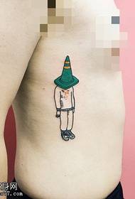 sombreiro verde flanqueado de tatuaxe de villano