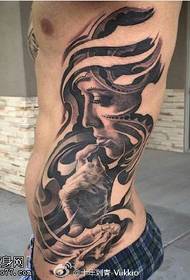 patrón de tatuaje de mujer melancólica flanqueada
