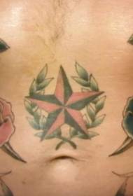 vēdera krāsa ar piecstaru zvaigznes rožu tetovējumu