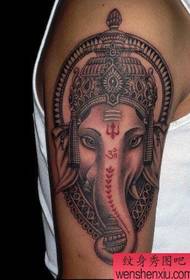 A imaxe do tatuaje recomendou un brazo grande Un patrón de tatuaxe de deus do elefante