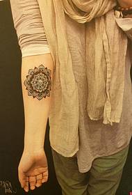 patró de tatuatge de flors de color del braç d'una dona