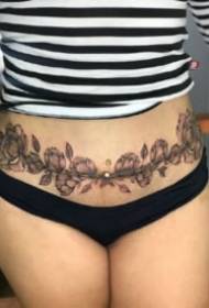 9 ženskog pupak ispod prekrasnog uzorka tetovaže trbuha