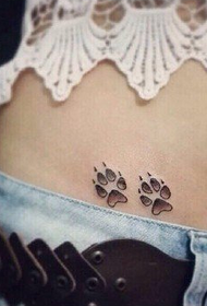 ຮູບແບບ tattoo paw ທ້ອງສອງ ໝີ