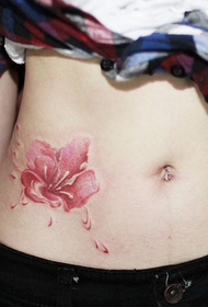 abdomen roze blom tatoet