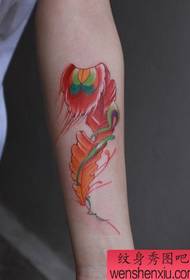 La imatge del tatuatge va recomanar un patró de tatuatge de ploma de color del braç