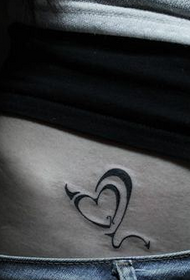 modèle de tatouage d'amour totem à la recherche de l'abdomen