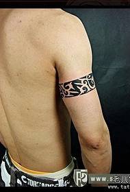Συστήστε ένα αρσενικό πολύ προσωπικότητα περιβραχιόνιο τοτέμ μοτίβο δερματοστιξιών τατουάζ