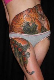 美女腹部彩绘凶猛的虎下山纹身图案