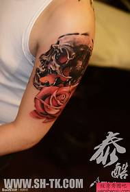 татуировка мужской руки классический цветок 28136 - тату черная рука