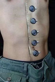 男性の胸と腹の現実的なボタンのタトゥー