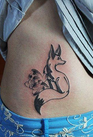 γυναίκα κοιλιά χαριτωμένο χαριτωμένο λίγο αλεπού εικόνα τατουάζ