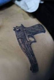 ຮູບແບບ tattoo pistol ທ້ອງ