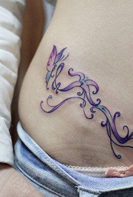 skönhet mage vacker fjäril tatuering med vinstockar