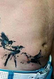 тетоважа на птица со мастило за половината
