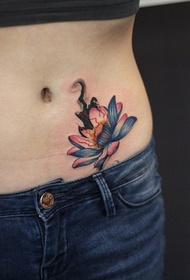 sievietes vēdera krāsa lotosa tetovējums attēls