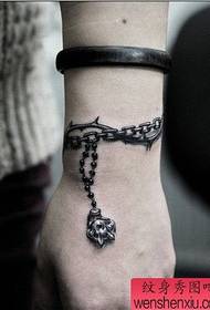 La barra de exhibición de tatuajes recomienda un patrón de tatuaje de pulsera de brazo
