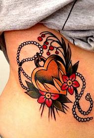 tatuatge de flors en forma de cor del ventre femení