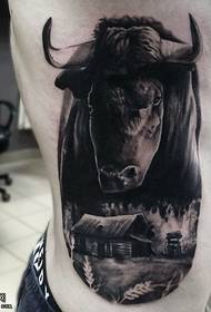 flanco dun patrón de tatuaxe de vaca