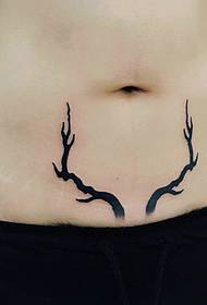 des deux côtés du motif de tatouage de l'abdomen de la fille