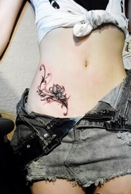 Le tatouage le plus attrayant de la beauté sur l'abdomen