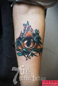 U ritrattu di mostra di u tatuatu cunsigliatu un bracciu mudellu di tatuatu di ochju di Diu