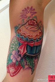 Tattoo show bar preporučio je uzorak tetovaže torte u boji ruke