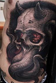 腹部的象骷髅纹身图案