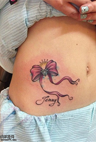 Vrouwelijke buik kleur boog tattoo patroon