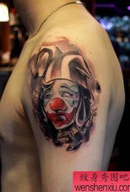 Tattoo show bar oanrikkemandearre in patroan mei grutte earm clown