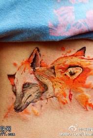 model bojë tatuazhi ujku i bukur i pikturuar