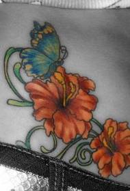 mage sommerfugl og oransje blomst tatoveringsmønster