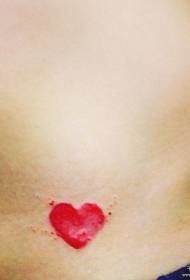 trbušni mali svježi uzorak tetovaže u obliku srca