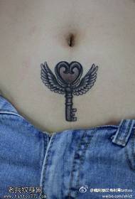 punción abdominal patrón de tatuaje clave de doble alas