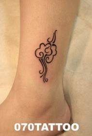 figura de tatuaje de tótem de arte negro pierna