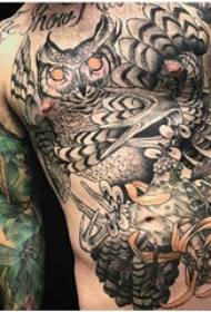 татуировка сова момчета коремче рисувана татуировка сова снимка