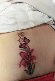 Убава тетоважа со тетоважи што ја покрива лузната на абдоменот