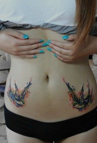 Mädchen Bauch doppelt fliegende Schwalbe Tattoo