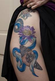moda alternatywne piękno biodra kolor lotosu tatuaż wzór