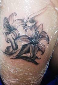 belleza nalgas color mariposa amor flor tatuaje foto