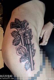 gūžas personības rožu pistoles tetovējums