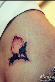 biodrowy, seksowny wzór tatuażu brzoskwiniowego