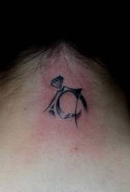 pescoço símbolo amor anel de diamante tatuagem figura