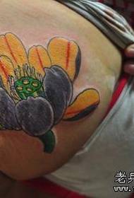 엉덩이에 아름다운 연꽃 문신 패턴