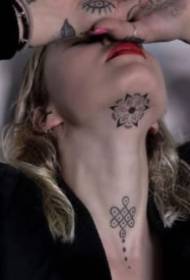 barbeta sota el tatuatge al coll
