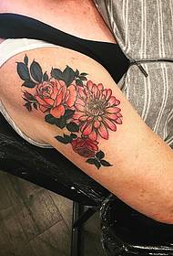 европски и амерички узорак за цвеће тетоваже цвећа у великој руци