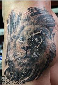 patrón de tatuaje de cabeza de león dominante de cadera