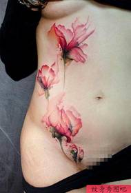 mergaičių pilve populiarus dailus rašalo gėlių tatuiruotės modelis