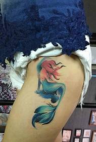 sexy tatuaje de sirena en la cadera