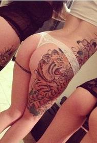 gražios moteriškos seksualios sėdmenų tigrinės tatuiruotės šou nuotrauka